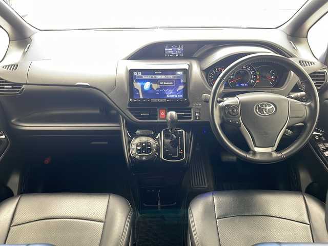 トヨタ ヴォクシー ZS 沖縄県 2018(平30)年 4.1万km ホワイトパールクリスタルシャイン アルパインナビ　/　(フルセグTV Bluetooth CD/DVD)/バックカメラ　　/トヨタセーフティセンス　/クルーズコントロール/フリップダウンモニター　/ステアリングスイッチ/両側パワースライドドア　/ＬＥＤヘッドライト　　/プッシュスタート/アイドリングストップ/純正フロアマット/ドアバイザー/保証書/取扱説明書/記録簿