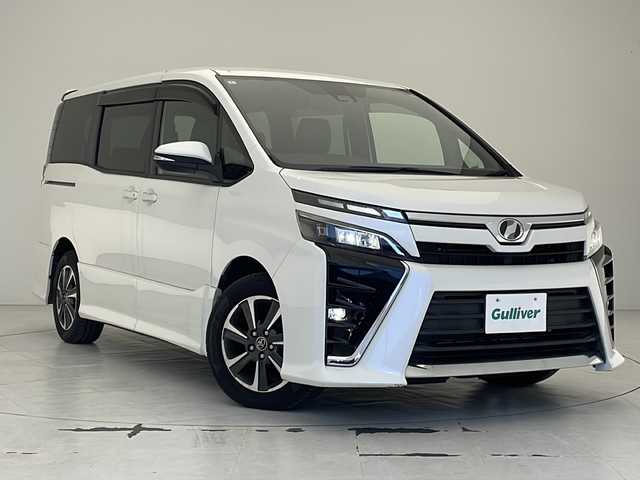 トヨタ ヴォクシー ZS 沖縄県 2018(平30)年 4.1万km ホワイトパールクリスタルシャイン アルパインナビ　/　(フルセグTV Bluetooth CD/DVD)/バックカメラ　　/トヨタセーフティセンス　/クルーズコントロール/フリップダウンモニター　/ステアリングスイッチ/両側パワースライドドア　/ＬＥＤヘッドライト　　/プッシュスタート/アイドリングストップ/純正フロアマット/ドアバイザー/保証書/取扱説明書/記録簿