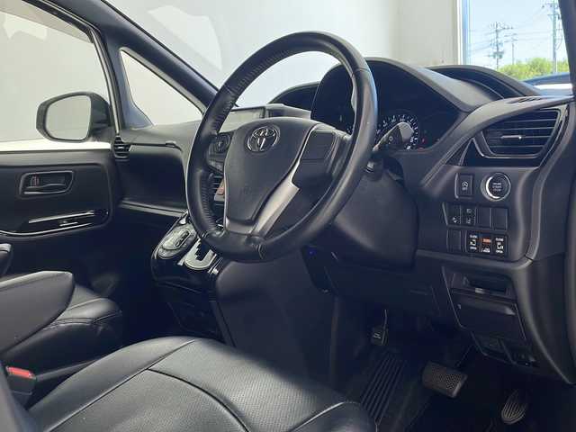 トヨタ ヴォクシー ZS 沖縄県 2018(平30)年 4.1万km ホワイトパールクリスタルシャイン アルパインナビ　/　(フルセグTV Bluetooth CD/DVD)/バックカメラ　　/トヨタセーフティセンス　/クルーズコントロール/フリップダウンモニター　/ステアリングスイッチ/両側パワースライドドア　/ＬＥＤヘッドライト　　/プッシュスタート/アイドリングストップ/純正フロアマット/ドアバイザー/保証書/取扱説明書/記録簿