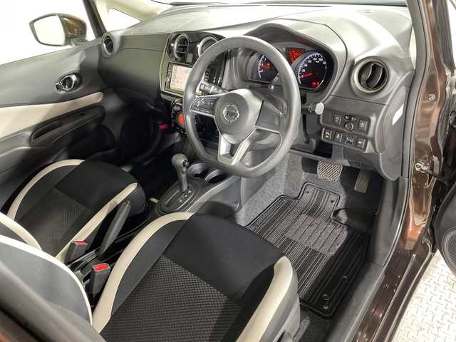 日産 ノート X 神奈川県 2019(令1)年 6万km インペリアルアンバーP 純正SDナビゲーション【MM318D-W】/フルセグ　CD　DVD　SD　Bluetooth】/バックカメラ/アイドリングストップ/ハイビームアシスト/インテリジェントエマージェンシーブレーキ/VDC/車線逸脱警報/踏み間違い衝突防止アシスト/フロント/バックソナー/社外ETC/純正前方ドライブレコーダー/オートライト/ハイビームアシスト/プッシュスタート/スマートキー/スペアキー/純正フロアマット