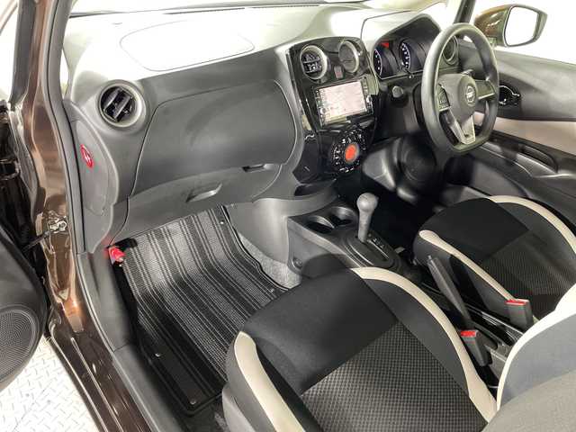 日産 ノート X 神奈川県 2019(令1)年 6万km インペリアルアンバーP 純正SDナビゲーション【MM318D-W】/フルセグ　CD　DVD　SD　Bluetooth】/バックカメラ/アイドリングストップ/ハイビームアシスト/インテリジェントエマージェンシーブレーキ/VDC/車線逸脱警報/踏み間違い衝突防止アシスト/フロント/バックソナー/社外ETC/純正前方ドライブレコーダー/オートライト/ハイビームアシスト/プッシュスタート/スマートキー/スペアキー/純正フロアマット