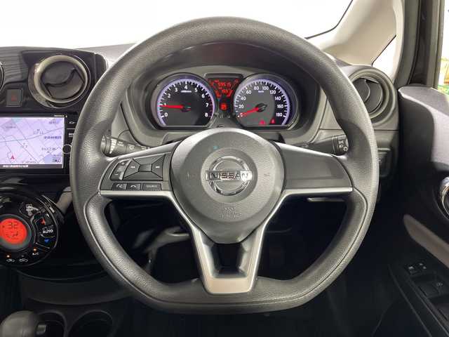 日産 ノート X 神奈川県 2019(令1)年 6万km インペリアルアンバーP 純正SDナビゲーション【MM318D-W】/フルセグ　CD　DVD　SD　Bluetooth】/バックカメラ/アイドリングストップ/ハイビームアシスト/インテリジェントエマージェンシーブレーキ/VDC/車線逸脱警報/踏み間違い衝突防止アシスト/フロント/バックソナー/社外ETC/純正前方ドライブレコーダー/オートライト/ハイビームアシスト/プッシュスタート/スマートキー/スペアキー/純正フロアマット