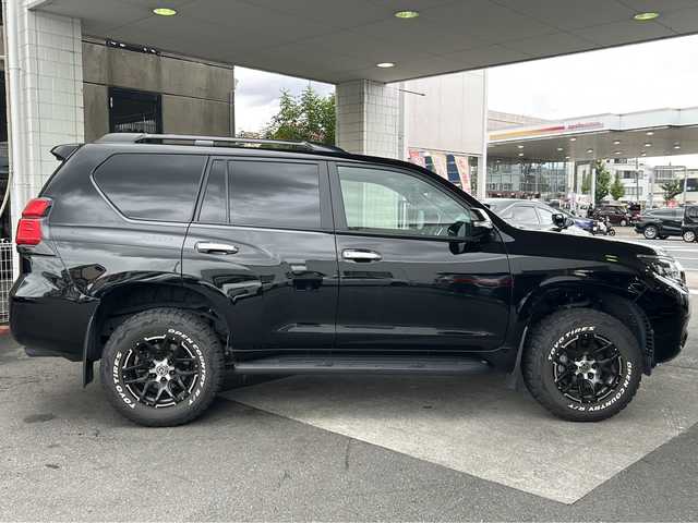トヨタ ランドクルーザー プラド TX 徳島県 2023(令5)年 3.9万km ブラック ワンオーナー /サンルーフ/7インチ純正SDナビ/(NSZT-W68T)/CD/DVD再生機能/Bluetooth /バックカメラ /ＬＥＤヘッドライト /フロントフォグランプ/ウィンカーミラー /電動格納ミラー/ヘッドライトウォッシャー/オールオートウィンドウ/ルーフレール /クルコン追従有 /レーンキープアシスト/純正ドラレコ(前方のみ) /MUD VANCE17インチAW  /サイドステップ /Wエアバッグ/カーテンエアバッグ