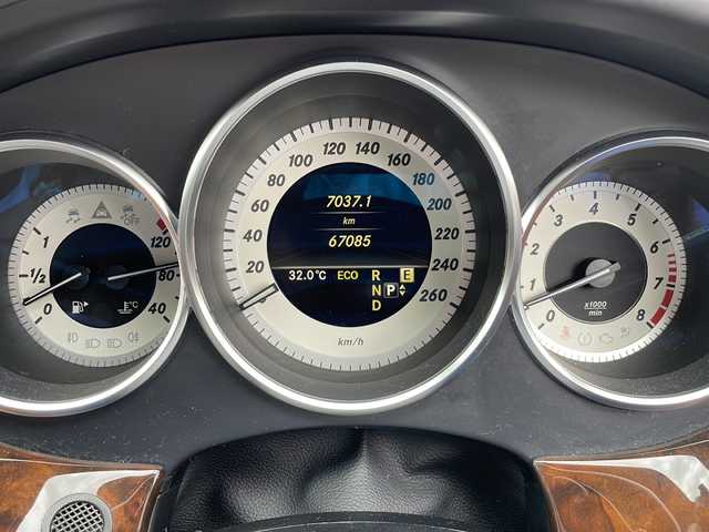 メルセデス・ベンツ ＣＬＳ３５０ ブルーエフィシェンシー 福井県 2011(平23)年 6.7万km ダイヤモンドホワイト 登録時走行距離67085km/サンルーフ/純正HDDナビゲーション/（CD/BT）/フルセグテレビ /バックカメラ/黒革シート/前席パワーシート/（メモリ付き）/シートヒーター /電動リアゲート/LEDヘッドライト/リアサンシェード/パドルシフト/クルーズコントロール/クリアランスソナー /ドライブレコーダー /ETC/純正18インチアルミホイール/スマートキー/プッシュスタート/保証書/取扱説明書