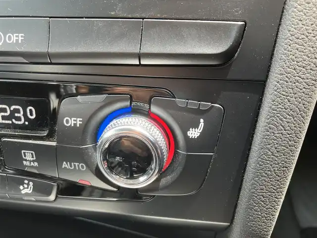アウディ Ａ４ 2．0 TFSI クワトロ 三重県 2012(平24)年 5万km 黒 ♪走行49646km/♪4WD/ターボ/スマートキー×2/プッシュスタート/黒革シート/前席パワーシート/前席シートヒーター/パーキングエイド/アイドリングストップ/純正メーカーナビ/・DTV・DVD再生/・Bluetoothオーディオ/・ミュージックジューク/・バックカメラ/純正17インチAW/HIDヘッドライト/フォグライト/リアフォグライト/オートライト/ウィンカーミラー/電格ミラー/革巻ステアリング/ステアリングスイッチ/パドルシフト/フロアマット/ETC/サイド/カーテンエアバック