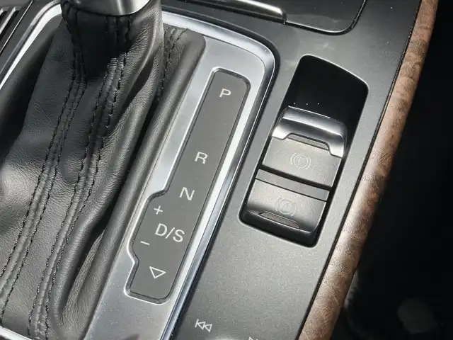 アウディ Ａ４ 2．0 TFSI クワトロ 三重県 2012(平24)年 5万km 黒 ♪走行49646km/♪4WD/ターボ/スマートキー×2/プッシュスタート/黒革シート/前席パワーシート/前席シートヒーター/パーキングエイド/アイドリングストップ/純正メーカーナビ/・DTV・DVD再生/・Bluetoothオーディオ/・ミュージックジューク/・バックカメラ/純正17インチAW/HIDヘッドライト/フォグライト/リアフォグライト/オートライト/ウィンカーミラー/電格ミラー/革巻ステアリング/ステアリングスイッチ/パドルシフト/フロアマット/ETC/サイド/カーテンエアバック