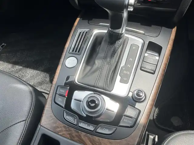 アウディ Ａ４ 2．0 TFSI クワトロ 三重県 2012(平24)年 5万km 黒 ♪走行49646km/♪4WD/ターボ/スマートキー×2/プッシュスタート/黒革シート/前席パワーシート/前席シートヒーター/パーキングエイド/アイドリングストップ/純正メーカーナビ/・DTV・DVD再生/・Bluetoothオーディオ/・ミュージックジューク/・バックカメラ/純正17インチAW/HIDヘッドライト/フォグライト/リアフォグライト/オートライト/ウィンカーミラー/電格ミラー/革巻ステアリング/ステアリングスイッチ/パドルシフト/フロアマット/ETC/サイド/カーテンエアバック