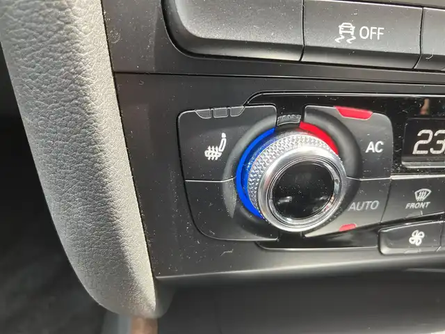 アウディ Ａ４ 2．0 TFSI クワトロ 三重県 2012(平24)年 5万km 黒 ♪走行49646km/♪4WD/ターボ/スマートキー×2/プッシュスタート/黒革シート/前席パワーシート/前席シートヒーター/パーキングエイド/アイドリングストップ/純正メーカーナビ/・DTV・DVD再生/・Bluetoothオーディオ/・ミュージックジューク/・バックカメラ/純正17インチAW/HIDヘッドライト/フォグライト/リアフォグライト/オートライト/ウィンカーミラー/電格ミラー/革巻ステアリング/ステアリングスイッチ/パドルシフト/フロアマット/ETC/サイド/カーテンエアバック