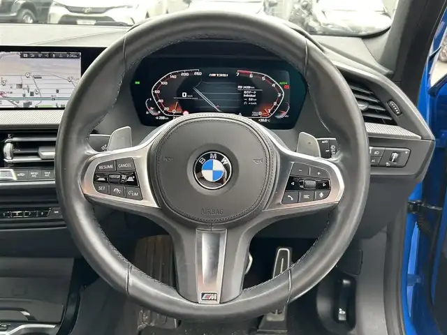 ＢＭＷ Ｍ１３５ｉ xDrive 福岡県 2019(令1)年 2.5万km ミサノブルー 禁煙車/純正ナビ/Bluetooth/クルーズコントロール追従有/前後ドライブレコーダー/前席パワーシート/コーナーセンサー（前後）/プッシュスタート/純正アルミホイール/純正フロアマット/パワーバックドア/パドルシフト/ビルトインETC/LEDヘッドライト/パワーステアリング/パワーウィンドウ/保証書/取扱説明書