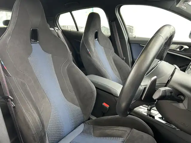 ＢＭＷ Ｍ１３５ｉ xDrive 福岡県 2019(令1)年 2.5万km ミサノブルー 禁煙車/純正ナビ/Bluetooth/クルーズコントロール追従有/前後ドライブレコーダー/前席パワーシート/コーナーセンサー（前後）/プッシュスタート/純正アルミホイール/純正フロアマット/パワーバックドア/パドルシフト/ビルトインETC/LEDヘッドライト/パワーステアリング/パワーウィンドウ/保証書/取扱説明書