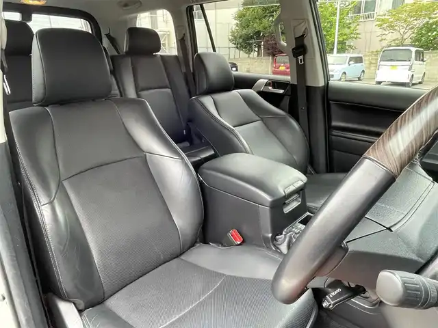 トヨタ ランドクルーザー プラド TZ－G 青森県 2020(令2)年 4.9万km ホワイトパールクリスタルシャイン /4WD/ディーゼル・ターボ/サンルーフ/黒革シート/　(D席メモリー付前席パワーシート//　前席シートヒーター/ベンチレーター)/3列目電動格納シート/OP寒冷地仕様車(Wバッテリー//　Fワイパーデアイサー/Rフォグ)/OP純正8型SDナビ/　(ブルーレイ/DVD/フルセグTV/USB/AUX/Bt)/スーパーライブサウンドシステム/全方位カメラ/純正エアサス/TRD(前後エアロ/マフラー/スカッフプレート)/Toyota Safety Sense /・プリクラッシュセーフティ/・レーンディパーチャーアラート/・オートマチックハイビーム/・レーダークルーズコントロール/OP/BSM/OP/ルーフレール/OP/ドアミラー足元照明/OP/トヨタマーク/カーテシランプ/OP/EGスターター/純正ドアバイザー/社外フロアマット(純正積込)/LEDオートライト/オートリベライザー//　オートマチックハイビーム/LEDフォグランプ/ウットコンビステア/オーディオ/ステアスイッチ/電動チルトステア/オートワイパー/純正カメラ一体型ドラレコ/デジタルインナーミラー/前後バンパーソナー/ウインカーミラー /純正サイドステップ/保・取