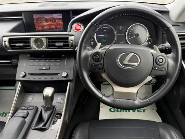 レクサス ＩＳ 300h 山梨県 2015(平27)年 7.3万km ホワイトパールクリスタルシャイン 純正ナビ/　(Bluetooth/DVD/Blu-ray)/フルセグTV/バックモニター/ビルトインETC/ケンウッドドライブレコーダー/クルーズコントロール/ビークルスタビリティコントロール/LEDヘッドランプ/オートライト/オートエアコン/本革巻きステアリング/パドルシフト/合皮/ファブリックコンビシート/前席パワーシート/シートヒーター/スマートエントリー/スタートシステム/禁煙車