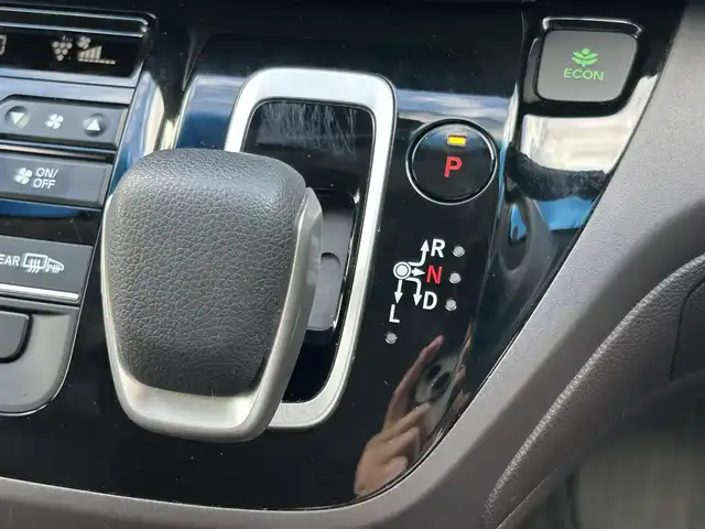 ホンダ フリード ハイブリット G ホンダセンシング 群馬県 2020(令2)年 2.6万km プラチナホワイトパール 純正ナビ(VXM-204VFi)/CD・DVD・SD・USB/Bluetooth・フルセグTV/バックカメラ/両側パワースライドドア/ビルトインETC/前席シートヒーター/クルーズコントロール/ワイパーデアイサー/横滑り防止装置/レーンキープアシスト/衝突軽減ブレーキ/アイドリングストップ/純正フロアマット/取説・保証書/スマートキー×2