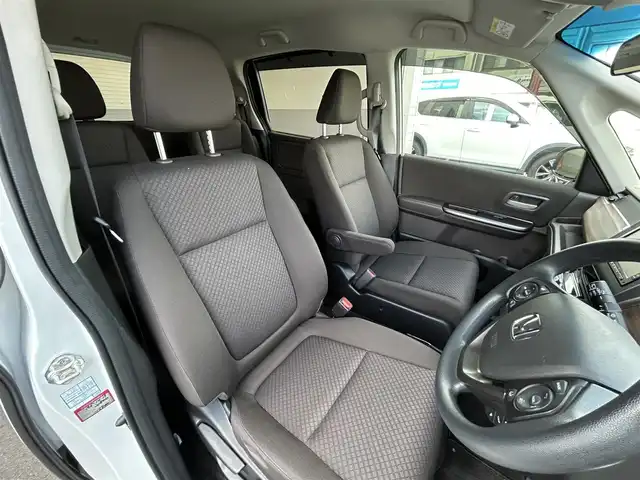 ホンダ フリード ハイブリット G ホンダセンシング 群馬県 2020(令2)年 2.6万km プラチナホワイトパール 純正ナビ(VXM-204VFi)/CD・DVD・SD・USB/Bluetooth・フルセグTV/バックカメラ/両側パワースライドドア/ビルトインETC/前席シートヒーター/クルーズコントロール/ワイパーデアイサー/横滑り防止装置/レーンキープアシスト/衝突軽減ブレーキ/アイドリングストップ/純正フロアマット/取説・保証書/スマートキー×2