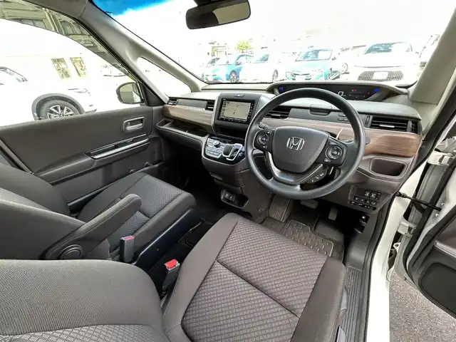 ホンダ フリード ハイブリット G ホンダセンシング 群馬県 2020(令2)年 2.6万km プラチナホワイトパール 純正ナビ(VXM-204VFi)/CD・DVD・SD・USB/Bluetooth・フルセグTV/バックカメラ/両側パワースライドドア/ビルトインETC/前席シートヒーター/クルーズコントロール/ワイパーデアイサー/横滑り防止装置/レーンキープアシスト/衝突軽減ブレーキ/アイドリングストップ/純正フロアマット/取説・保証書/スマートキー×2