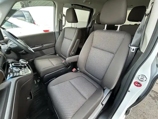 ホンダ フリード ハイブリット G ホンダセンシング 群馬県 2020(令2)年 2.6万km プラチナホワイトパール 純正ナビ(VXM-204VFi)/CD・DVD・SD・USB/Bluetooth・フルセグTV/バックカメラ/両側パワースライドドア/ビルトインETC/前席シートヒーター/クルーズコントロール/ワイパーデアイサー/横滑り防止装置/レーンキープアシスト/衝突軽減ブレーキ/アイドリングストップ/純正フロアマット/取説・保証書/スマートキー×2