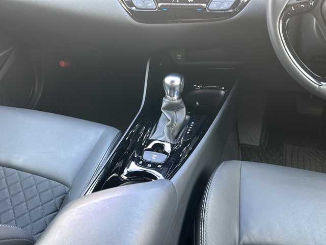 トヨタ Ｃ－ＨＲ G モード ネロ セーフティプラス 兵庫県 2020(令2)年 2.6万km ホワイトパールクリスタルシャイン ワンオーナー/トヨタセーフティセンス（衝突被害軽減システム）/純正ディスプレイオーディオ/　Bluetooth/Miracast/USB/AM/FM/パノラミックビューモニター/純正ビルトインETC/前方ドライブレコーダー/ブレーキホールド/ブラインドスポットモニター/パーキングアシスト/レーダークルーズコントロール/レーンキープアシスト/前後コーナーセンサー/アンチロック・ブレーキ・システム/横滑り防止装置/盗難防止装置/ハーフレザー/シートヒーター（D+N席）/純正フロアマット/純正アルミホイール（18インチ）/オートマチックハイビーム/LEDヘッドライト/パワーステアリング/パワーウィンドウ/エアバッグ（W+サイド）/カーテンエアバッグ/スマートキー/スペアキー（１本）/保証書/取扱説明書