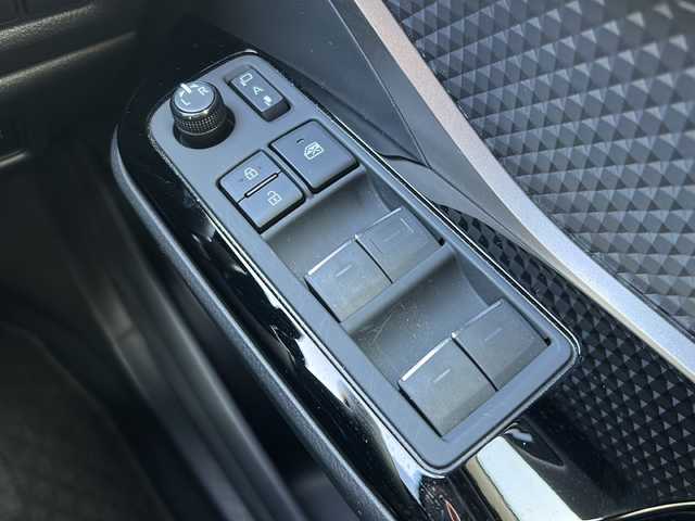 トヨタ Ｃ－ＨＲ G モード ネロ セーフティプラス 兵庫県 2020(令2)年 2.6万km ホワイトパールクリスタルシャイン ワンオーナー/トヨタセーフティセンス（衝突被害軽減システム）/純正ディスプレイオーディオ/　Bluetooth/Miracast/USB/AM/FM/パノラミックビューモニター/純正ビルトインETC/前方ドライブレコーダー/ブレーキホールド/ブラインドスポットモニター/パーキングアシスト/レーダークルーズコントロール/レーンキープアシスト/前後コーナーセンサー/アンチロック・ブレーキ・システム/横滑り防止装置/盗難防止装置/ハーフレザー/シートヒーター（D+N席）/純正フロアマット/純正アルミホイール（18インチ）/オートマチックハイビーム/LEDヘッドライト/パワーステアリング/パワーウィンドウ/エアバッグ（W+サイド）/カーテンエアバッグ/スマートキー/スペアキー（１本）/保証書/取扱説明書