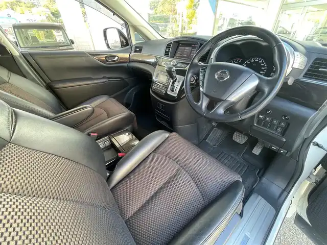 日産 エルグランド 250ハイウェイスター 兵庫県 2012(平24)年 4.1万km ブリリアントホワイトパール (株)IDOMが運営する【じしゃロン神戸名谷店】の自社ローン専用車両になりますこちらは現金またはオートローンご利用時の価格です。自社ローンご希望の方は別途その旨お申付け下さい。メモリナビ/フルセグテレビ/バックカメラ/フリップダウンモニター/ウィンカーミラー/オットマン/ドアバイザー/プッシュスタート/両側パワースライドドア/ETC