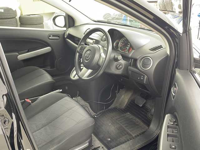 マツダ デミオ 13C 道央・札幌 2012(平24)年 8.8万km ブリリアントブラック ・４WD/・社外オーディオ（DEH-4300）/・USB/CD/AUX/・オートライト/・スマートキー/・スペアキー１本/・ABS/・盗難防止装置/・積込スタッドレス純正AW付