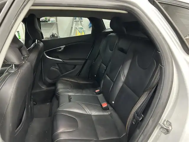 ボルボ Ｖ４０ クロスカントリー T5 AWD 宮城県 2013(平25)年 8.5万km シルバー 純正ＡＷ//ドラレコ//社外バックカメラ//純正メモリナビ（ワンセグ、ＣＤ、ＤＶＤ、ＵＳＢ、ＢＴ）//前席シートヒーター//ブラインドスポットモニター//スマートキー//スペアキー　//ＥＴＣ//電動リアゲート//プッシュスタート