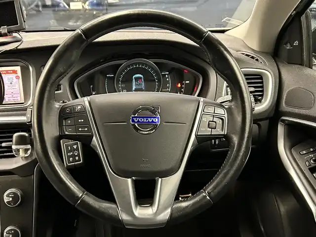 ボルボ Ｖ４０ クロスカントリー T5 AWD 宮城県 2013(平25)年 8.5万km シルバー 純正ＡＷ//ドラレコ//社外バックカメラ//純正メモリナビ（ワンセグ、ＣＤ、ＤＶＤ、ＵＳＢ、ＢＴ）//前席シートヒーター//ブラインドスポットモニター//スマートキー//スペアキー　//ＥＴＣ//電動リアゲート//プッシュスタート