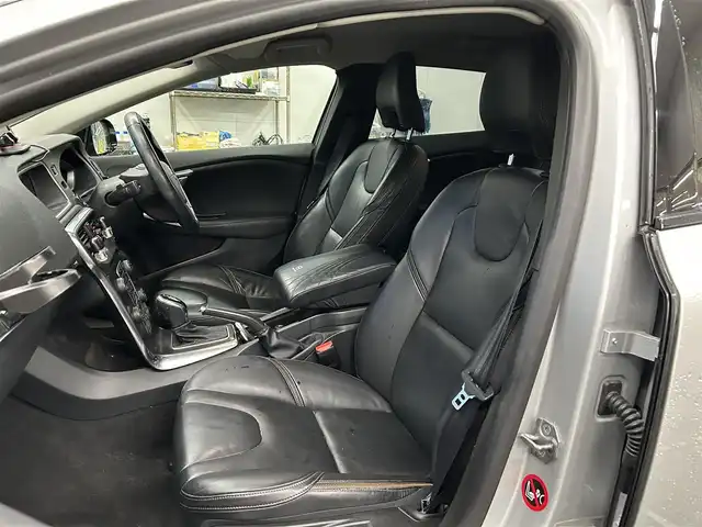 ボルボ Ｖ４０ クロスカントリー T5 AWD 宮城県 2013(平25)年 8.5万km シルバー 純正ＡＷ//ドラレコ//社外バックカメラ//純正メモリナビ（ワンセグ、ＣＤ、ＤＶＤ、ＵＳＢ、ＢＴ）//前席シートヒーター//ブラインドスポットモニター//スマートキー//スペアキー　//ＥＴＣ//電動リアゲート//プッシュスタート