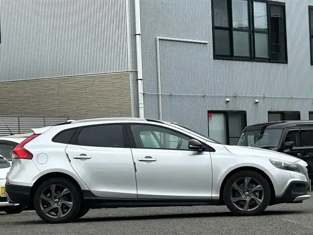 ボルボ Ｖ４０ クロスカントリー T5 AWD 宮城県 2013(平25)年 8.5万km シルバー 純正ＡＷ//ドラレコ//社外バックカメラ//純正メモリナビ（ワンセグ、ＣＤ、ＤＶＤ、ＵＳＢ、ＢＴ）//前席シートヒーター//ブラインドスポットモニター//スマートキー//スペアキー　//ＥＴＣ//電動リアゲート//プッシュスタート