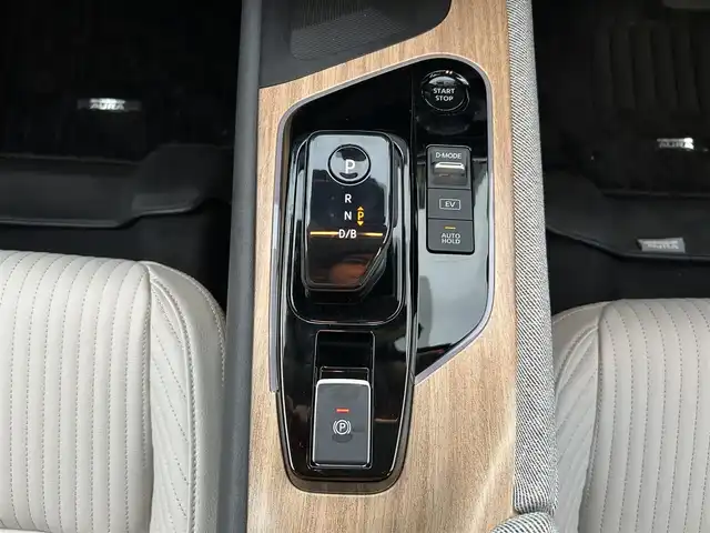 日産 オーラ G レザーエディション 栃木県 2022(令4)年 0.7万km ピュアホワイトパール エマージェンシーブレーキ/純正9インチナビ/フルセグTV/Bluetooth/USB/バックカメラ/ビルトインETC/前後ドライブレコーダー/前席シートヒーター/BOSEパーソナルプラスサウンドシステム/プロパイロット/アラウンドビューモニター/インテリジェントルームミラー/アダプティブクルーズコントロール/プッシュスタート/ステアリングリモコン/LEDオートライト/LEDフォグランプ/社外17インチスタッドレスタイヤ/アイドリングストップ/ハンドルヒーター/ドアバイザー/ワイヤレス充電/電動格納ミラー/ゼログラビティシート