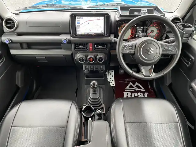 スズキ ジムニー XC 秋田県 2018(平30)年 2.1万km ブリスクブルーメタリック/ブラック2トーンルーフ 【社外パーツあり】/５速ＭＴ車/リフトアップ/減衰調整付きショックアブソーバー/ロッソモデロマフラー　/前後パイプバンパー　/スキッドプレート　/牽引フック/リアラダー/ボンネット油圧ダンパー　/ルーフラック　/黒革調シートカバー　/純正８インチナビ　/バックカメラ　/フルセグTV/ドラレコ　/ＥＴＣ　/前席シートヒーター/クルーズコントロール/スズキセーフティ/LEDヘッドライト/フォグランプ/純正フロアマット