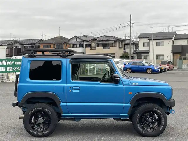 スズキ ジムニー XC 秋田県 2018(平30)年 2.1万km ブリスクブルーメタリック/ブラック2トーンルーフ 【社外パーツあり】/５速ＭＴ車/リフトアップ/減衰調整付きショックアブソーバー/ロッソモデロマフラー　/前後パイプバンパー　/スキッドプレート　/牽引フック/リアラダー/ボンネット油圧ダンパー　/ルーフラック　/黒革調シートカバー　/純正８インチナビ　/バックカメラ　/フルセグTV/ドラレコ　/ＥＴＣ　/前席シートヒーター/クルーズコントロール/スズキセーフティ/LEDヘッドライト/フォグランプ/純正フロアマット