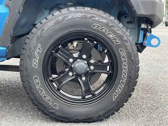 スズキ ジムニー XC 秋田県 2018(平30)年 2.1万km ブリスクブルーメタリック/ブラック2トーンルーフ 【社外パーツあり】/５速ＭＴ車/リフトアップ/減衰調整付きショックアブソーバー/ロッソモデロマフラー　/前後パイプバンパー　/スキッドプレート　/牽引フック/リアラダー/ボンネット油圧ダンパー　/ルーフラック　/黒革調シートカバー　/純正８インチナビ　/バックカメラ　/フルセグTV/ドラレコ　/ＥＴＣ　/前席シートヒーター/クルーズコントロール/スズキセーフティ/LEDヘッドライト/フォグランプ/純正フロアマット