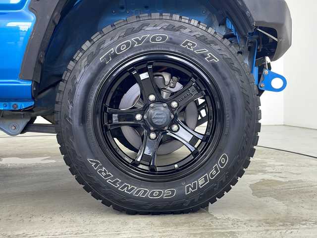 スズキ ジムニー XC 秋田県 2018(平30)年 2.1万km ブリスクブルーメタリック/ブラック2トーンルーフ 【社外パーツあり】/４WD/５速ＭＴ車/リフトアップ/減衰調整付きショックアブソーバー/ロッソモデロマフラー　/前後パイプバンパー　/スキッドプレート　/牽引フック/リアラダー/ボンネット油圧ダンパー　/ルーフラック　/黒革調シートカバー　/革巻きステアリング/純正８インチナビ　/バックカメラ　/フルセグTV/ドライブレコーダー/ＥＴＣ　/前席シートヒーター/クルーズコントロール/スズキセーフティ/LEDヘッドライト/フォグランプ/純正フロアマット/サイドバイザー /ウィンカーミラー /横滑り防止装置/衝突被害軽減システム