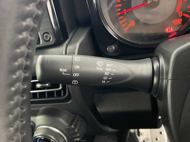 スズキ ジムニー XC 秋田県 2018(平30)年 2.1万km ブリスクブルーメタリック/ブラック2トーンルーフ 【社外パーツあり】/４WD/５速ＭＴ車/リフトアップ/減衰調整付きショックアブソーバー/ロッソモデロマフラー　/前後パイプバンパー　/スキッドプレート　/牽引フック/リアラダー/ボンネット油圧ダンパー　/ルーフラック　/黒革調シートカバー　/革巻きステアリング/純正８インチナビ　/バックカメラ　/フルセグTV/ドライブレコーダー/ＥＴＣ　/前席シートヒーター/クルーズコントロール/スズキセーフティ/LEDヘッドライト/フォグランプ/純正フロアマット/サイドバイザー /ウィンカーミラー /横滑り防止装置/衝突被害軽減システム
