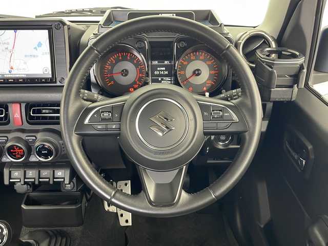 スズキ ジムニー XC 秋田県 2018(平30)年 2.1万km ブリスクブルーメタリック/ブラック2トーンルーフ 【社外パーツあり】/４WD/５速ＭＴ車/リフトアップ/減衰調整付きショックアブソーバー/ロッソモデロマフラー　/前後パイプバンパー　/スキッドプレート　/牽引フック/リアラダー/ボンネット油圧ダンパー　/ルーフラック　/黒革調シートカバー　/革巻きステアリング/純正８インチナビ　/バックカメラ　/フルセグTV/ドライブレコーダー/ＥＴＣ　/前席シートヒーター/クルーズコントロール/スズキセーフティ/LEDヘッドライト/フォグランプ/純正フロアマット/サイドバイザー /ウィンカーミラー /横滑り防止装置/衝突被害軽減システム