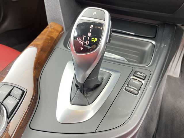 ＢＭＷ ３２０ｉ xDrive Mスポーツ 道央・札幌 2013(平25)年 6.6万km アルピンホワイトⅢ ・4WD/・純正HDDナビ/（FM/AM/CD/DVD/BT/HDD/AUX/USB）/・バックカメラ/・衝突被害軽減システム/・レーンキープアシスト/・横滑り防止装置/・オートライト/・HUD/・レザーシート/・パワーシート/シートヒーター/・パドルシフト/・電動格納ミラー/ウィンカーミラー/・ETC/・純正フロアマット/・プッシュスタート/スカ/・取扱説明書/保証書/・積込冬タイヤ社外AWセット