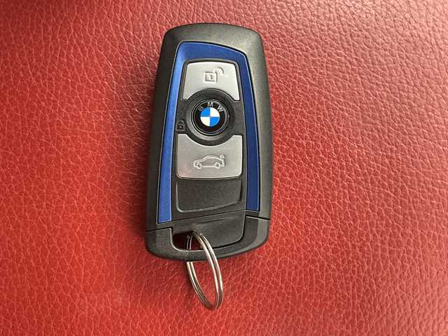 ＢＭＷ ３２０ｉ xDrive Mスポーツ 道央・札幌 2013(平25)年 6.6万km アルピンホワイトⅢ ・4WD/・純正HDDナビ/（FM/AM/CD/DVD/BT/HDD/AUX/USB）/・バックカメラ/・衝突被害軽減システム/・レーンキープアシスト/・横滑り防止装置/・オートライト/・HUD/・レザーシート/・パワーシート/シートヒーター/・パドルシフト/・電動格納ミラー/ウィンカーミラー/・ETC/・純正フロアマット/・プッシュスタート/スカ/・取扱説明書/保証書/・積込冬タイヤ社外AWセット