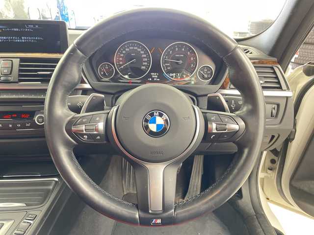 ＢＭＷ ３２０ｉ xDrive Mスポーツ 道央・札幌 2013(平25)年 6.6万km アルピンホワイトⅢ ・4WD/・純正HDDナビ/（FM/AM/CD/DVD/BT/HDD/AUX/USB）/・バックカメラ/・衝突被害軽減システム/・レーンキープアシスト/・横滑り防止装置/・オートライト/・HUD/・レザーシート/・パワーシート/シートヒーター/・パドルシフト/・電動格納ミラー/ウィンカーミラー/・ETC/・純正フロアマット/・プッシュスタート/スカ/・取扱説明書/保証書/・積込冬タイヤ社外AWセット
