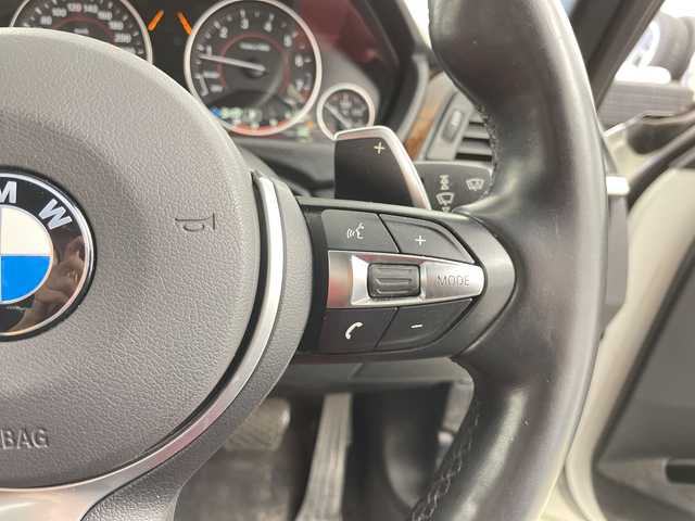 ＢＭＷ ３２０ｉ xDrive Mスポーツ 道央・札幌 2013(平25)年 6.6万km アルピンホワイトⅢ ・4WD/・純正HDDナビ/（FM/AM/CD/DVD/BT/HDD/AUX/USB）/・バックカメラ/・衝突被害軽減システム/・レーンキープアシスト/・横滑り防止装置/・オートライト/・HUD/・レザーシート/・パワーシート/シートヒーター/・パドルシフト/・電動格納ミラー/ウィンカーミラー/・ETC/・純正フロアマット/・プッシュスタート/スカ/・取扱説明書/保証書/・積込冬タイヤ社外AWセット