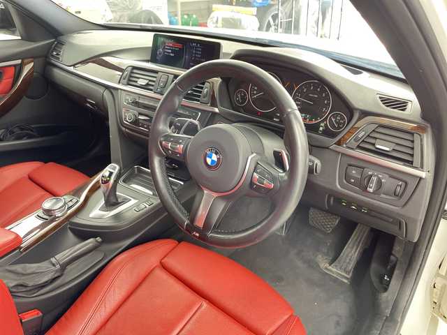 ＢＭＷ ３２０ｉ xDrive Mスポーツ 道央・札幌 2013(平25)年 6.6万km アルピンホワイトⅢ ・4WD/・純正HDDナビ/（FM/AM/CD/DVD/BT/HDD/AUX/USB）/・バックカメラ/・衝突被害軽減システム/・レーンキープアシスト/・横滑り防止装置/・オートライト/・HUD/・レザーシート/・パワーシート/シートヒーター/・パドルシフト/・電動格納ミラー/ウィンカーミラー/・ETC/・純正フロアマット/・プッシュスタート/スカ/・取扱説明書/保証書/・積込冬タイヤ社外AWセット