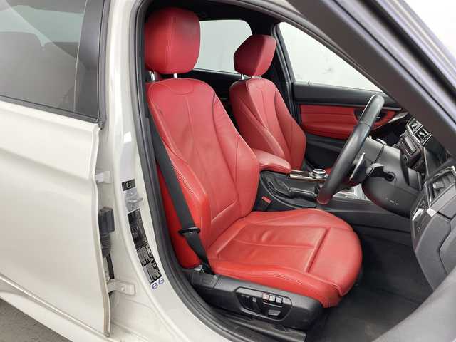 ＢＭＷ ３２０ｉ xDrive Mスポーツ 道央・札幌 2013(平25)年 6.6万km アルピンホワイトⅢ ・4WD/・純正HDDナビ/（FM/AM/CD/DVD/BT/HDD/AUX/USB）/・バックカメラ/・衝突被害軽減システム/・レーンキープアシスト/・横滑り防止装置/・オートライト/・HUD/・レザーシート/・パワーシート/シートヒーター/・パドルシフト/・電動格納ミラー/ウィンカーミラー/・ETC/・純正フロアマット/・プッシュスタート/スカ/・取扱説明書/保証書/・積込冬タイヤ社外AWセット