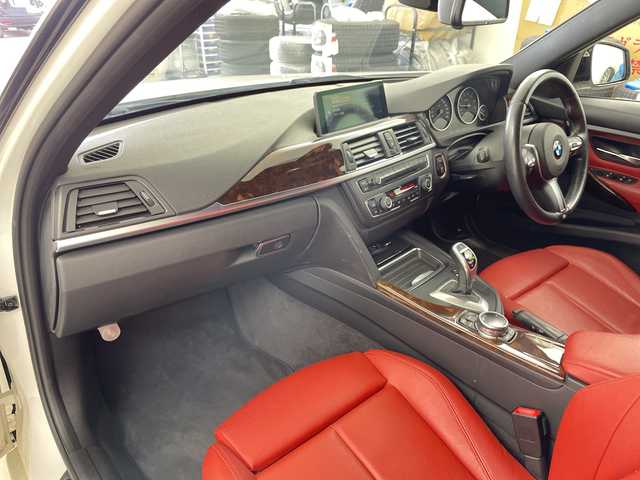 ＢＭＷ ３２０ｉ xDrive Mスポーツ 道央・札幌 2013(平25)年 6.6万km アルピンホワイトⅢ ・4WD/・純正HDDナビ/（FM/AM/CD/DVD/BT/HDD/AUX/USB）/・バックカメラ/・衝突被害軽減システム/・レーンキープアシスト/・横滑り防止装置/・オートライト/・HUD/・レザーシート/・パワーシート/シートヒーター/・パドルシフト/・電動格納ミラー/ウィンカーミラー/・ETC/・純正フロアマット/・プッシュスタート/スカ/・取扱説明書/保証書/・積込冬タイヤ社外AWセット