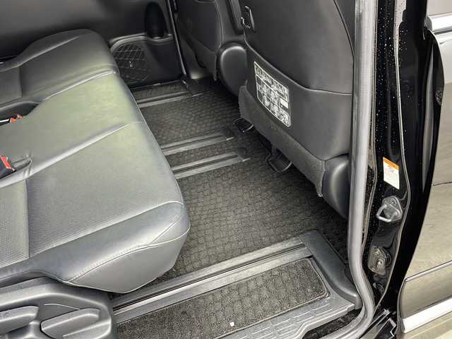 トヨタ エスクァイア Gi 兵庫県 2018(平30)年 8万km ブラック ・ワンオーナー車/・純正9インチナビ/・Bluetooth/フルセグテレビ/DVD/CD/SD/USB/・バックカメラ/・Toyota Safety Sense/・プリクラッシュセーフティ/・レーンディパーチャーアラート/・オートマチックハイビーム/・先行車発進告知機能/・アイドリングストップ/・横滑り防止装置/・S-VSC/・クルーズコントロール/・純正12.1インチリアフリップダウンモニター/・両側パワースライドドア/・レザーシート/・シートヒーター/・シートリフター/・リアオートエアコン/・純正フロアマット/・ステアリングリモコン/・純正15インチアルミホイール/・LEDオートライト/・フォグランプ/・モデリスタエアロ/・ビルドインETC