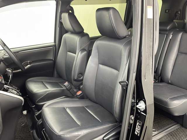 トヨタ エスクァイア Gi 兵庫県 2018(平30)年 8万km ブラック ・ワンオーナー車/・純正9インチナビ/・Bluetooth/フルセグテレビ/DVD/CD/SD/USB/・バックカメラ/・Toyota Safety Sense/・プリクラッシュセーフティ/・レーンディパーチャーアラート/・オートマチックハイビーム/・先行車発進告知機能/・アイドリングストップ/・横滑り防止装置/・S-VSC/・クルーズコントロール/・純正12.1インチリアフリップダウンモニター/・両側パワースライドドア/・レザーシート/・シートヒーター/・シートリフター/・リアオートエアコン/・純正フロアマット/・ステアリングリモコン/・純正15インチアルミホイール/・LEDオートライト/・フォグランプ/・モデリスタエアロ/・ビルドインETC