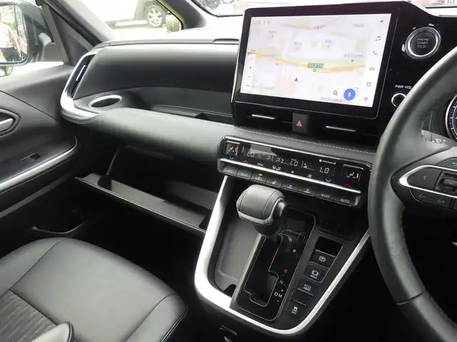 トヨタ ノア S－Z 千葉県 2023(令5)年 1.7万km アティチュードブラックマイカ Toyota Safety Sense/・プリクラッシュセーフティ/・レーンディパーチャーアラート/・オートハイビーム/・レーダークルーズコントロール/パワーバックドア/両側パワースライドドア/純正コネクティッドナビ/地デジTV/【DVD/CD再生機能　Bluetooth接続】/バックカメラ/フリップダウンモニター（V14T-R72R）/ハーフレザーシート/前席シートヒーター/後席オットマン/革巻きステアリング/ステアリングスイッチ/ETC（2.0）/LEDヘッドライト/クリアランスソナー/純正17インチアルミホイル/サイド/カーテンエアバッグ/スマートキー