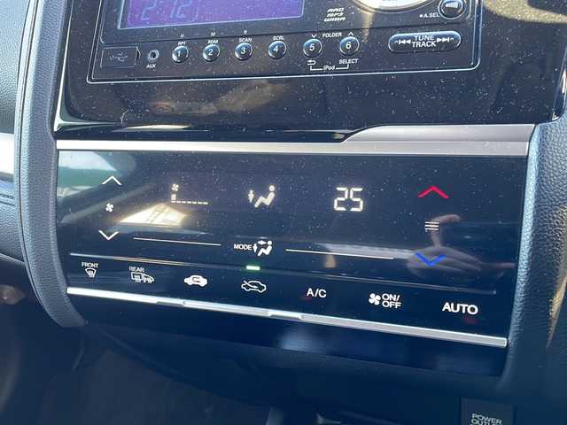 ホンダ フィット ハイブリット Fパッケージ 道東・釧路十勝 2014(平26)年 8.1万km クリスタルブラックパール 4WD/純正オーディオ/・CD/ラジオ/USB/AUX/ワイパーデアイザー/LEDヘッドライト/ミラーヒーター/ETC/フロアマット/ドアバイザー