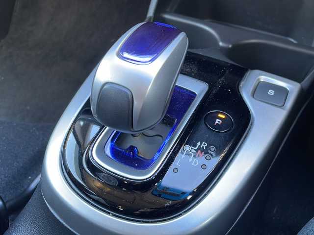 ホンダ フィット ハイブリット Fパッケージ 道東・釧路十勝 2014(平26)年 8.1万km クリスタルブラックパール 4WD/純正オーディオ/・CD/ラジオ/USB/AUX/ワイパーデアイザー/LEDヘッドライト/ミラーヒーター/ETC/フロアマット/ドアバイザー