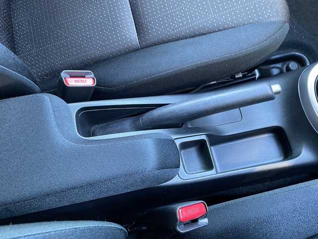 ホンダ フィット ハイブリット Fパッケージ 道東・釧路十勝 2014(平26)年 8.1万km クリスタルブラックパール 4WD/純正オーディオ/・CD/ラジオ/USB/AUX/ワイパーデアイザー/LEDヘッドライト/ミラーヒーター/ETC/フロアマット/ドアバイザー