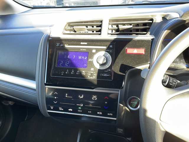 ホンダ フィット ハイブリット Fパッケージ 道東・釧路十勝 2014(平26)年 8.1万km クリスタルブラックパール 4WD/純正オーディオ/・CD/ラジオ/USB/AUX/ワイパーデアイザー/LEDヘッドライト/ミラーヒーター/ETC/フロアマット/ドアバイザー