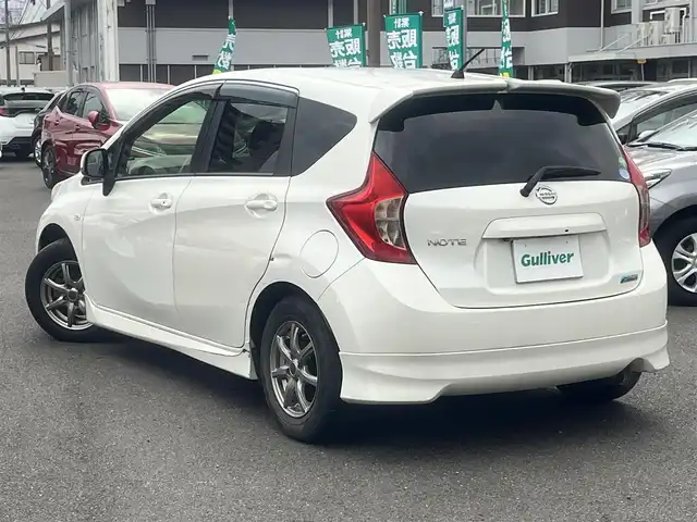 日産 ノート X DIG－S 島根県 2013(平25)年 8.9万km ブリリアントホワイトパール フルエアロ　/純正SDナビ　/DVD再生　/Bluetooth接続　/バックカメラ　/AUX/アイドリングストップ　/スマートキー　/プッシュスタート　/社外14インチアルミホイール　/純正フロアマット　/取扱説明書／保証書